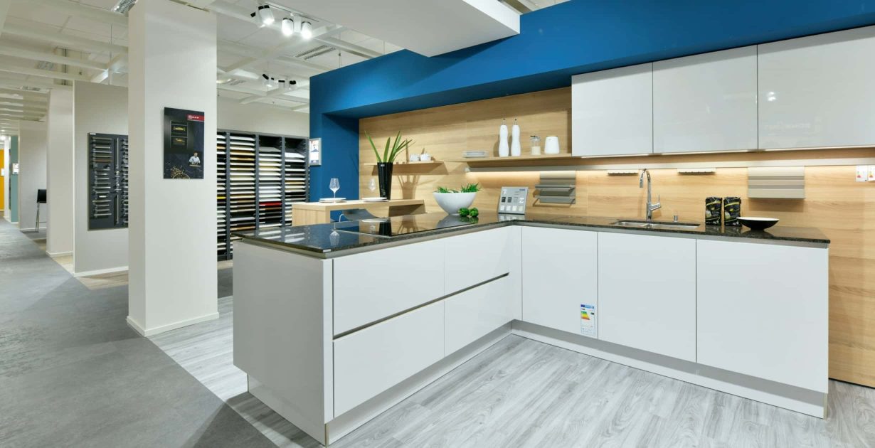 L-Küche mit blauen Elementen