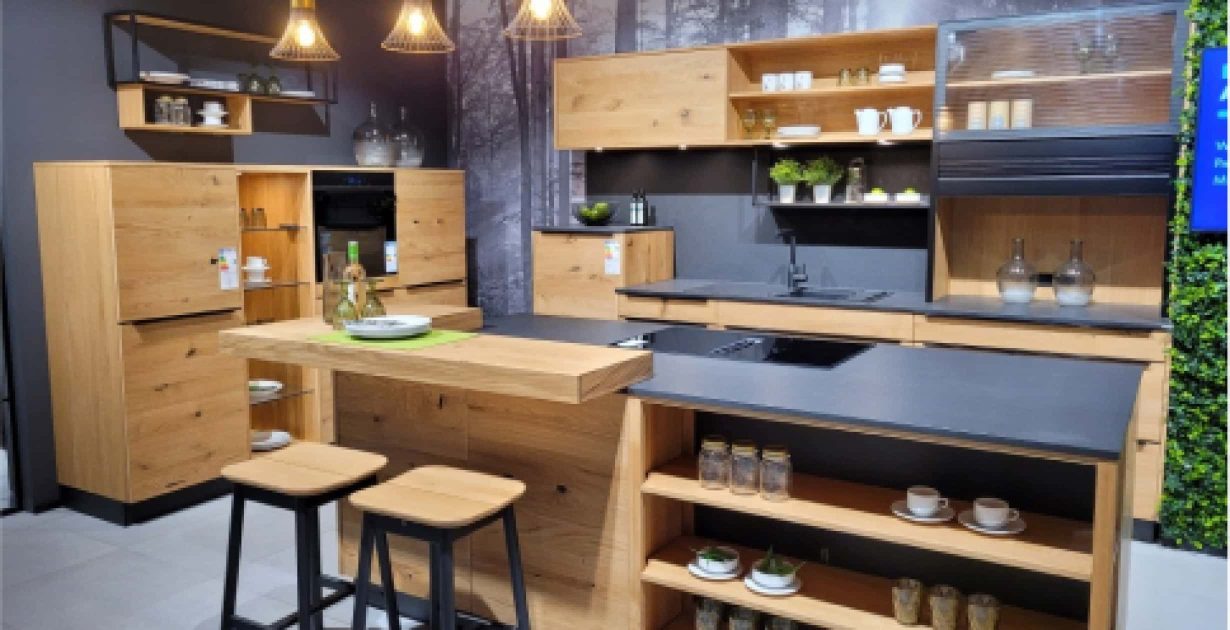 Moderne Holzküche mit anthrazit Arbeitsplatte