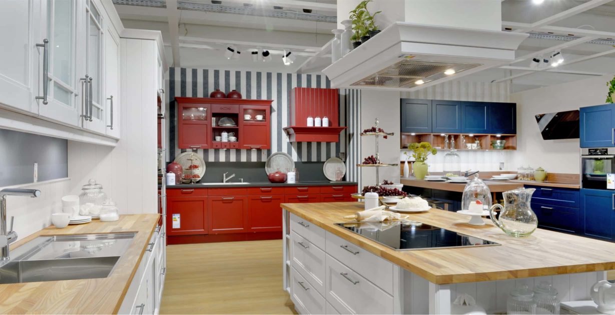 Rote Küche mit klassischen Küchenschränken und Elektrogeräten und Zubehör