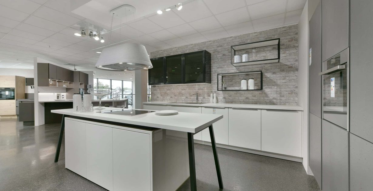 Große weiße moderne Küche mit Kücheninsel und Stehtisch