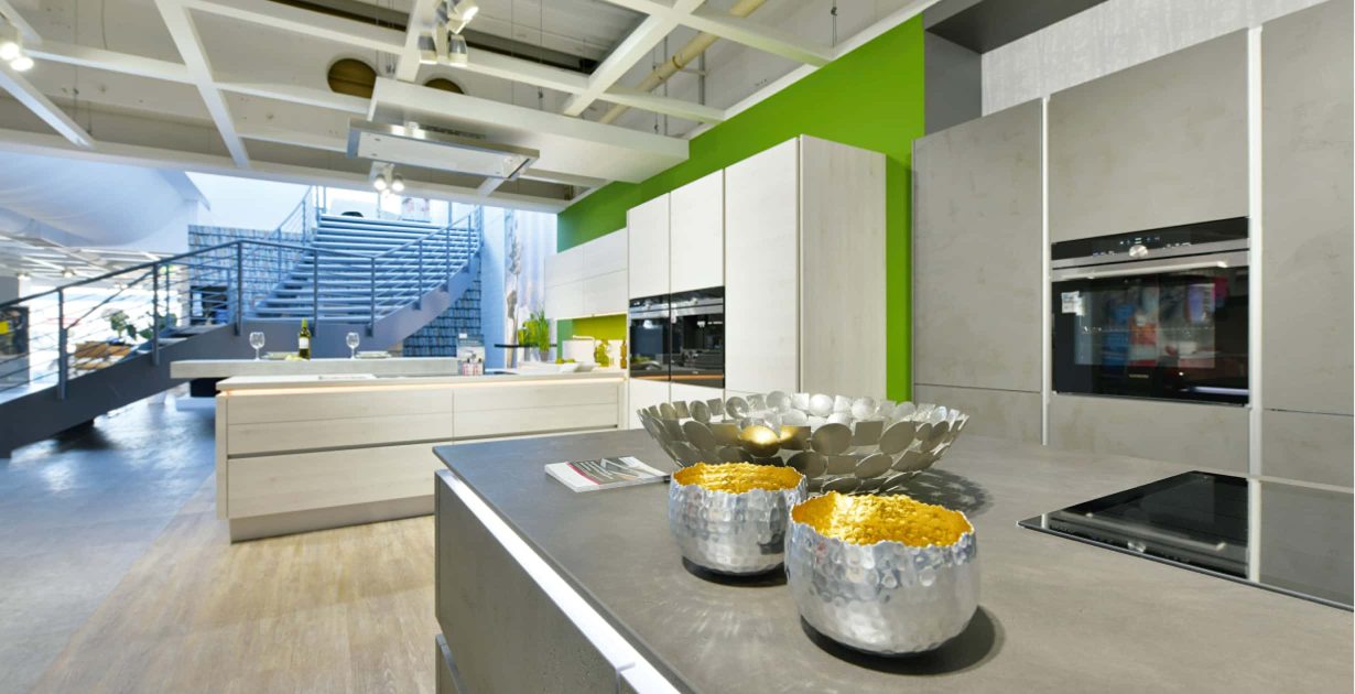Moderne offene Küche mit Kücheninsel