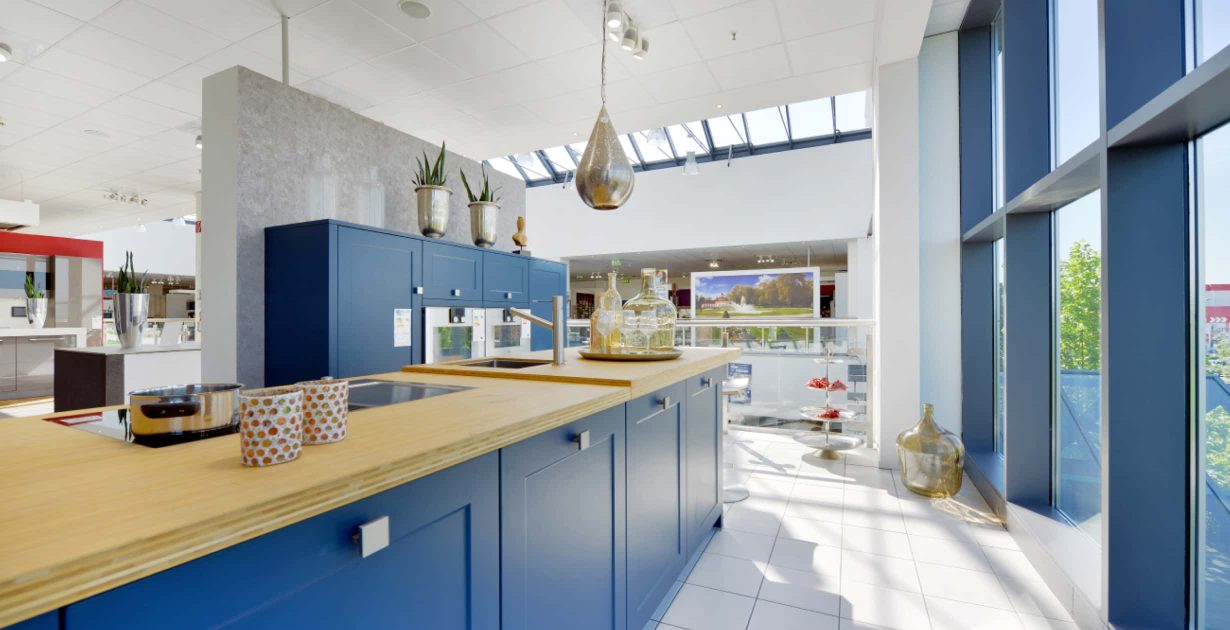 Blaue Küche mit heller Holz Arbeitsplatte