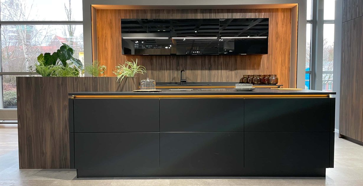 Moderne Küche mit dunklen Fronten und Holz Arbeitsplatte
