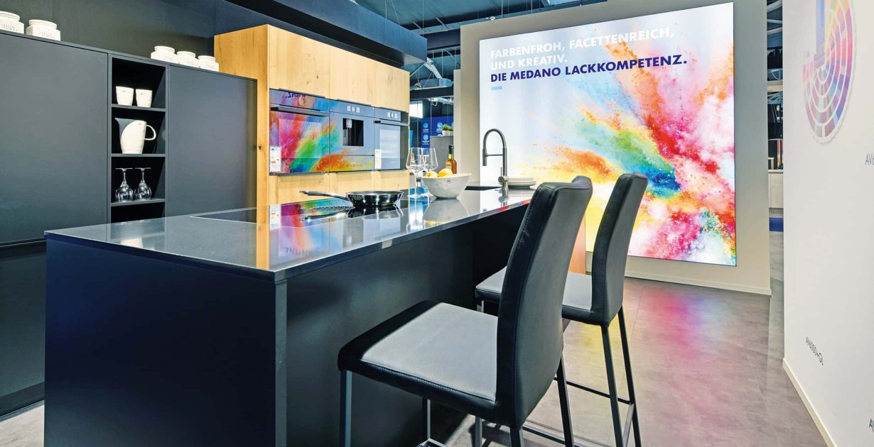 Dunkle Kücheninsel in modernem Design schön insziniert bei MEDA in Schwelm