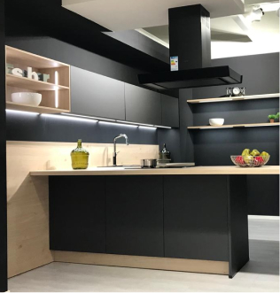 Küchenausstellung mit moderner Küche in schwarz mit Holzelementen