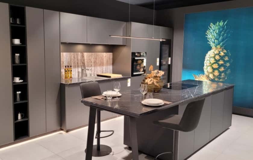 Moderne graue Küche mit Kücheninsel und schwarzer Marmor Arbeitsplatte