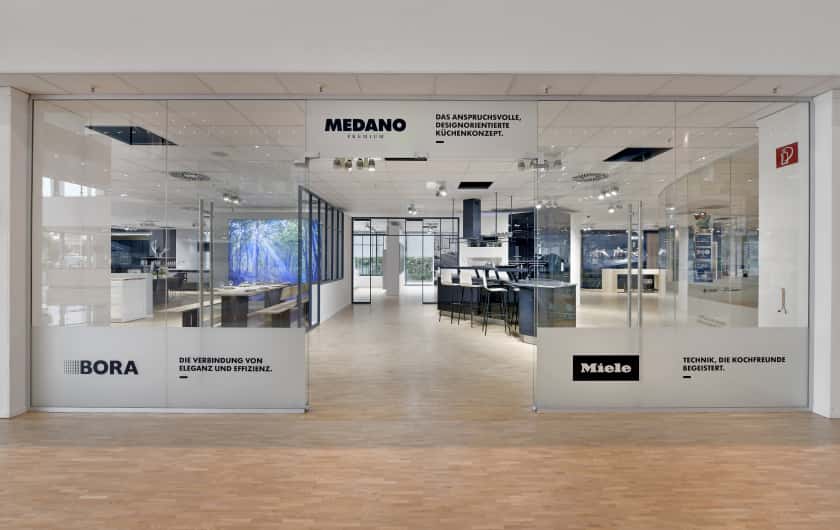 Markenvielfalt bei MEDA in Köln-Marssdorf Ausstellungsfläche für Küchenelektrogeräte und -hersteller und Zubehör