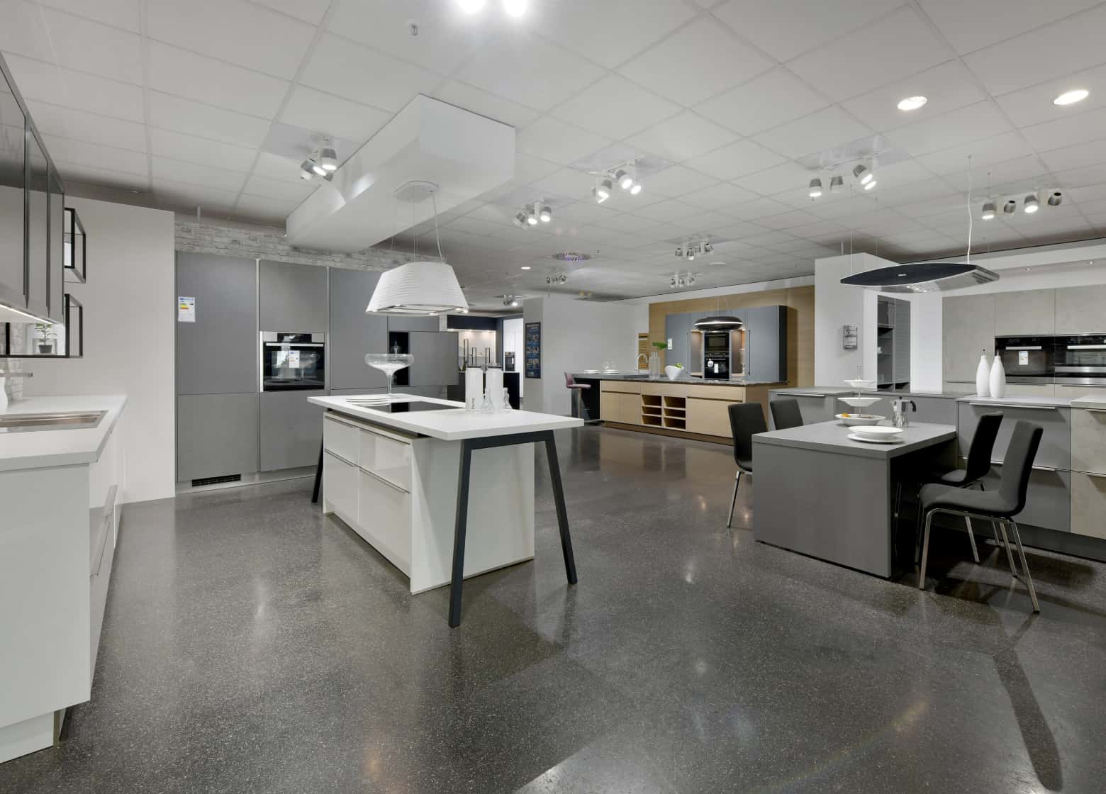 MEDA Köln-Marsdorf Innenansicht große Ausstellungsfläche mit modernen Designerküchen