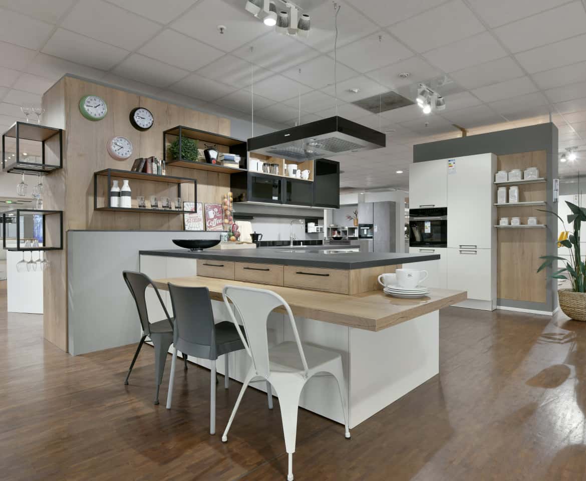 Moderne offene Küche mit Kücheninsel und abgesengtem Tresen mit Sitzgelegenheiten