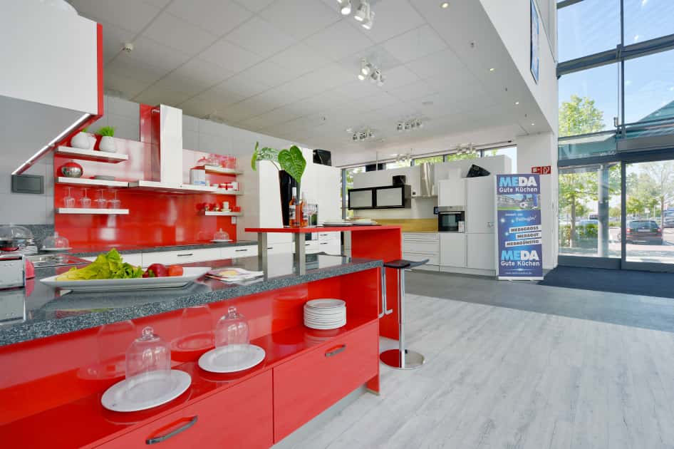 Rote Hochglanz Küche bei MEDA Ludwigshafen