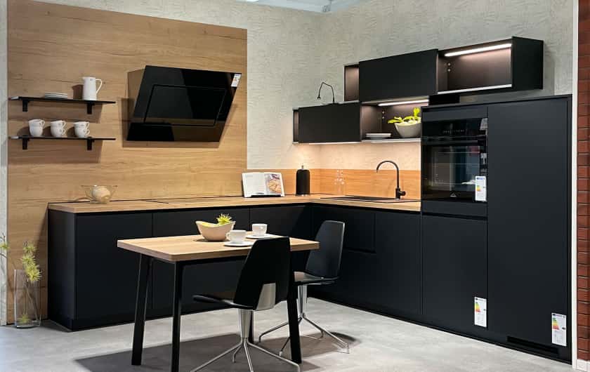 Schwarze Küche mit Holz Arbeitsplatte
