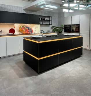 Schwarze Küche mit Highlights aus Holz