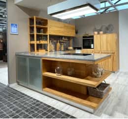 Moderne Küche mit offenen Regalen und Holzoptik