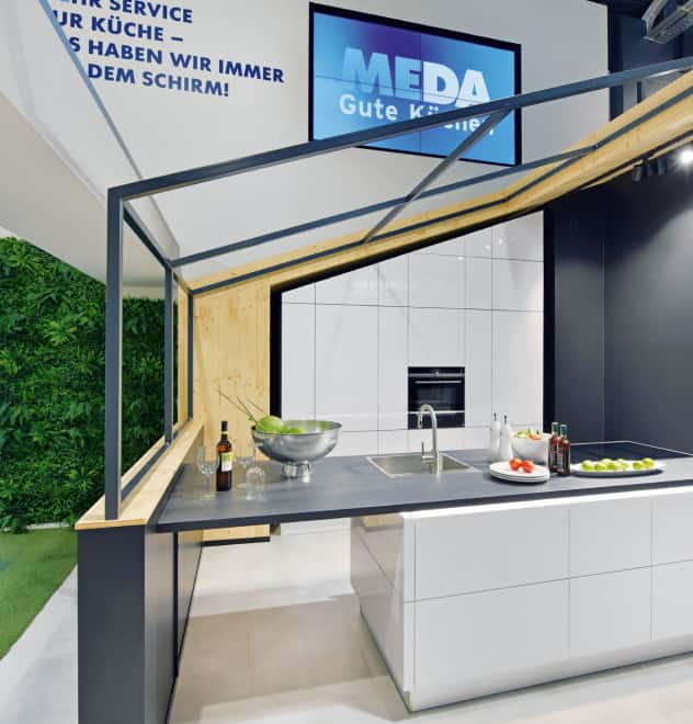 Innovative Küchenausstellung bei MEDA in Schwelm geräumige Kücheninsel